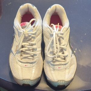 Nike White and Red Reax Run 5 Sneakers